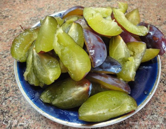 Если сливы крупные, то достаточно 8 (как у меня), а если мелкие, то понадобится 10 штук. Сливы нарезать на четвертинки.