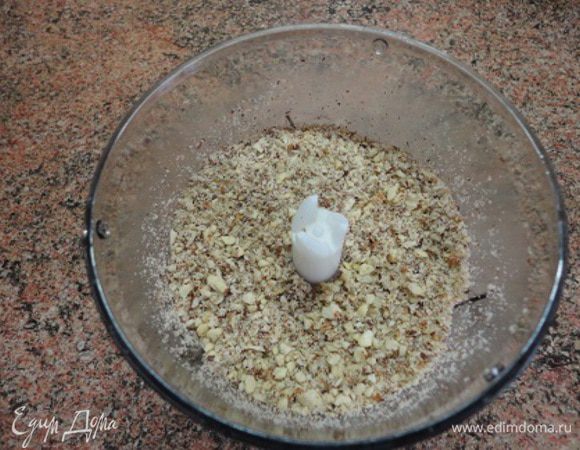 Миндаль из мельчить. Если не любите хруст орешков в пироге, то можно измельчить до состояния муки. Я из мельчила мелко, но с кусочками.