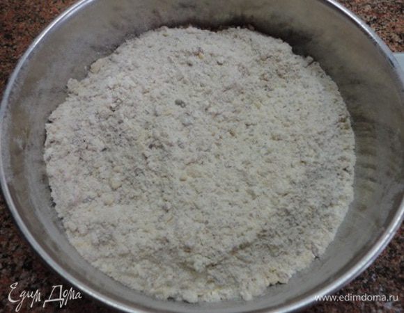 Соединить муку, разрыхлитель, молотые орехи и кардамон. Можно и духовку включить на разогрев до 180 градусов.