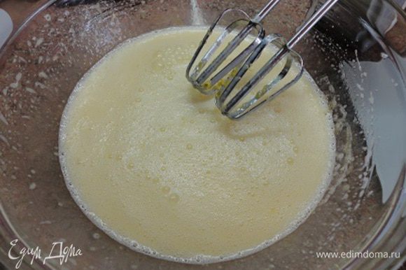 Яйца с сахаром, ванильным сахаром хорошо взбить миксером и, продолжая взбивать, добавить цедру половины лимона, сильно размягченное (или растопленное) сливочное масло и молоко.