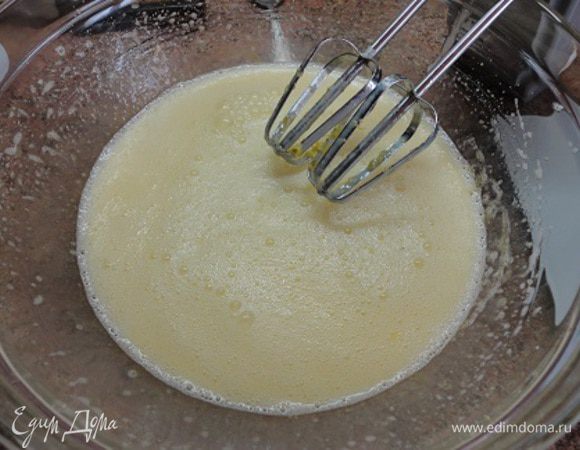 Яйца с сахаром, ванильным сахаром хорошо взбить миксером и, продолжая взбивать, добавить цедру половины лимона, сильно размягченное (или растопленное) сливочное масло и молоко.