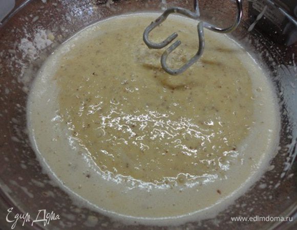 Сухие ингредиенты всыпать в яично-масляную смесь и снова взбить на небольшой скорости. Консистенция теста получилась жидкая. Честно говоря, тут я засомневалась, что пирог получится, но напрасно.
Форму смажьте маслом и дно лучше выстлать промасленной бумагой. 