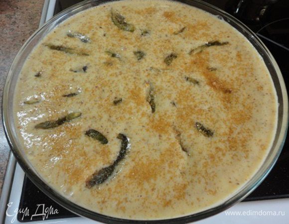 Тесто вылить и сверху разложить четвертинки слив, они сразу же утонут в тесте. Сверху, по желанию, можно посыпать коричневым сахаром.
Выпекайте 35-40 минут. Первую половину отведенного времени я выпекала на нижнем нагреве.