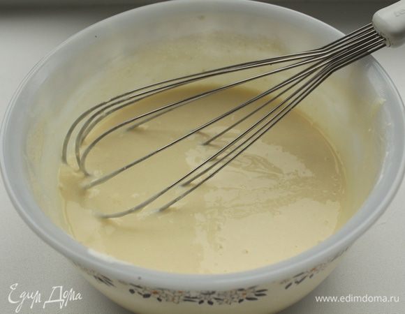 Смешать их венчиком.