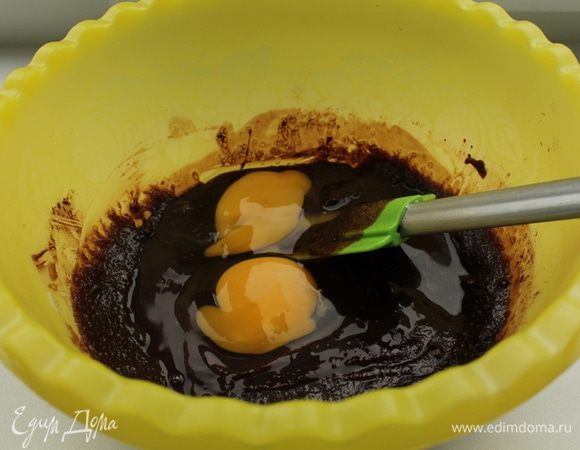 Добавить яйца.