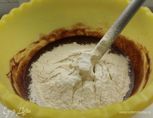 Просеять муку с разрыхлителем, перемешать.