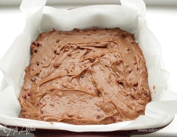 Выложить шоколадное тестов форму.