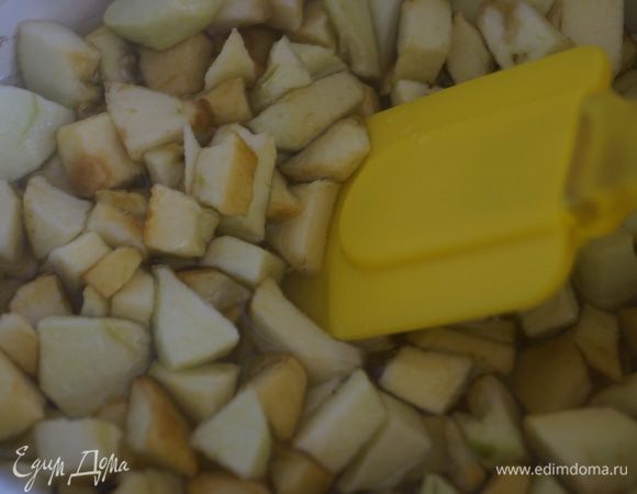 Яблоки вымыть и очистить от шкурки и сердцевины. Нарезать не крупными кубиками (примерно 1х1 см). 