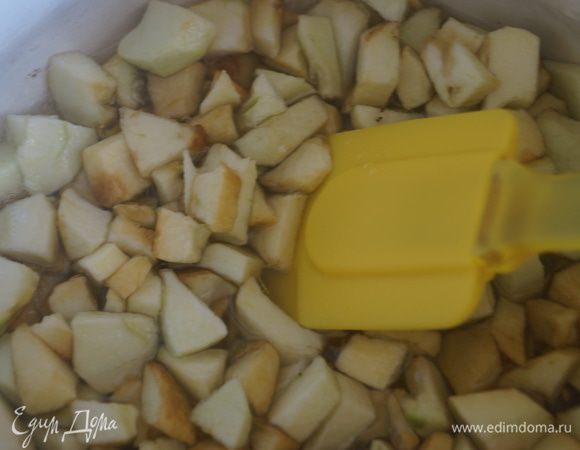 Положить яблоки в чашу в которой будет потом вариться конфитюр, добавить лимонный сок, тертый имбирь и засыпать сахаром. Перемешать и оставить настаиваться на всю ночь, можно и дольше. Затем варенье поставить на огонь и варить помешивая на среднем огне 20-25 минут.