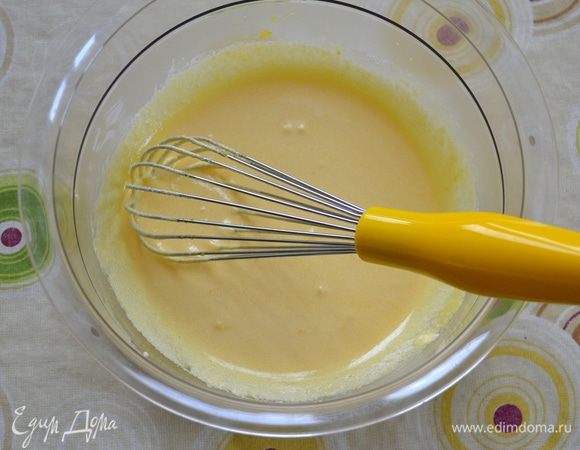 Желтки взбить с сахаром до посветления и растворения сахара (3 ст. л. оставить для посыпки пирога).