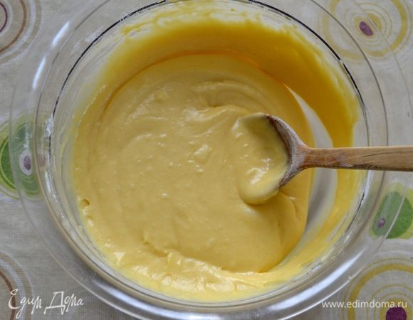 До однородной массы, без комочков. Перелить тесто в форму для выпечки (у меня 22 см в диаметре), застеленную пекарской бумагой.