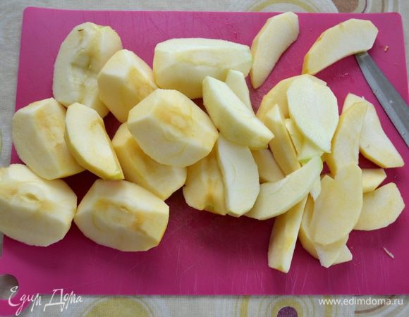 Яблоки очистить от кожуры, удалить сердцевинку, разрезать на четвертинки и затем еще на дольки.
