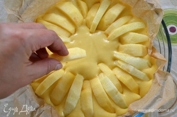 В тесто выложить дольки яблок вертикально, утапливая их немного в тесте. В произвольном порядке, но чем больше яблок у вас пойдет в пирог, тем вкуснее!
