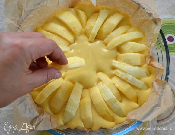 В тесто выложить дольки яблок вертикально, утапливая их немного в тесте. В произвольном порядке, но чем больше яблок у вас пойдет в пирог, тем вкуснее! 