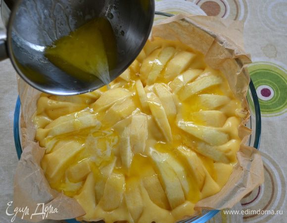 Сверху полить оставшимся маслом (25 г).