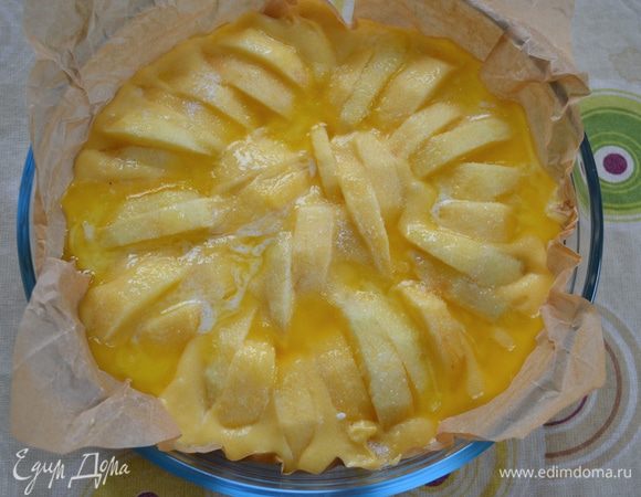 Посыпать оставшимся сахаром. Поставить в разогретую до 180°C духовку на 30–35 минут. Следить за готовностью пирога по своей духовке.