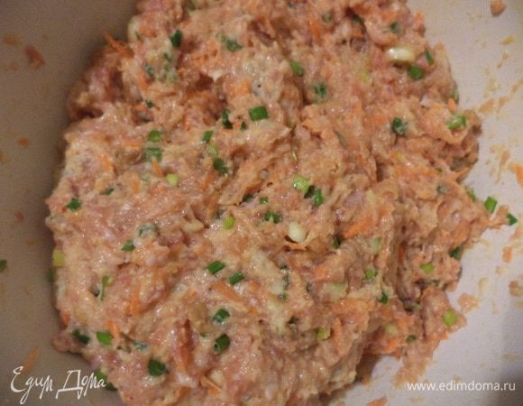 Добавить майонез, манку, яйцо, посолить, поперчить, фарш тщательно перемешать.