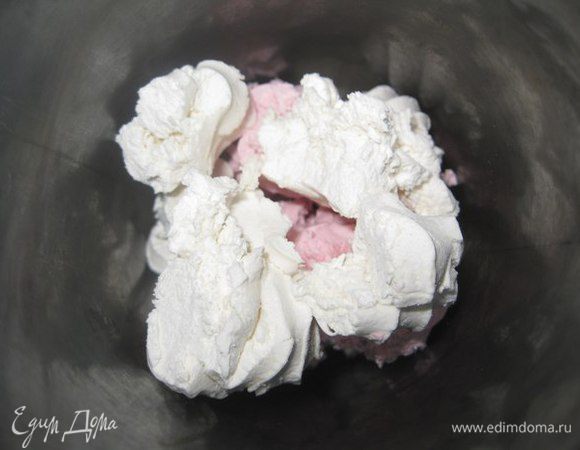 Бело-розовый зефир ломаем на кусочки.