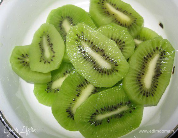 Моем, чистим и нарезаем киви. Кусочками или дольками.