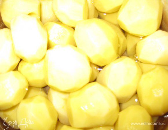 Картофель почистить, если крупный разрезать на 4 части. Выложить в сотейник, добавить немного воды и тушить до полуготовности 15-20 минут.