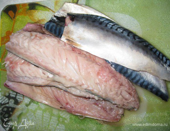 Рыбу помыть, удалить внутренности. Разрезать наполовину и убрать кости. Если у Вас филе, то легче.