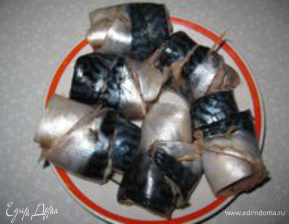 Свернуть рулетиками и закрепить зубочисткой.