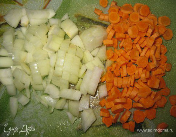 Морковь и лук порезать кубиками.