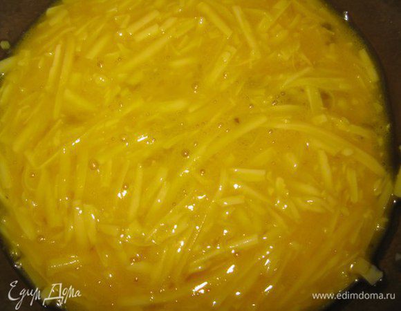 Приготовленным льезоном полить рулетики и овощи.