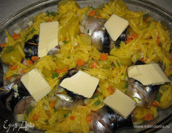 Сверху разложить кусочки сливочного масла. Запекать в духовке 20-30 минут.