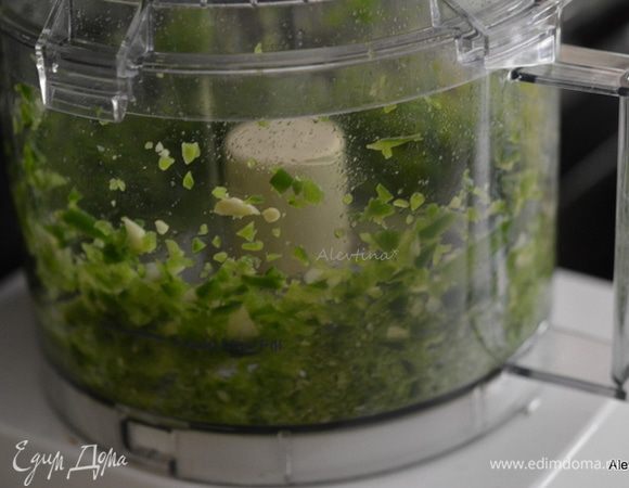 Приготовим маринад, порубим очищенный халапеньо вместе с чесноком в кухонном процессоре. Затем добавим сухие и жидкие ингредиенты.
