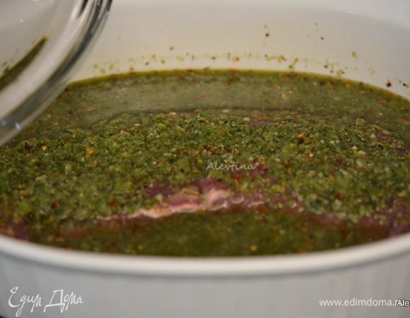 Говядину используем флэнк стейк - лопаточная часть говядины.
Выложить говядину в емкость, полить приготовленным маринадом. Закрыть крышкой и поставить в холодильник на 4 часа.