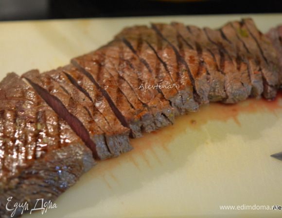 Дадим готовой говядине полежать. Разрежем на небольшие порции.