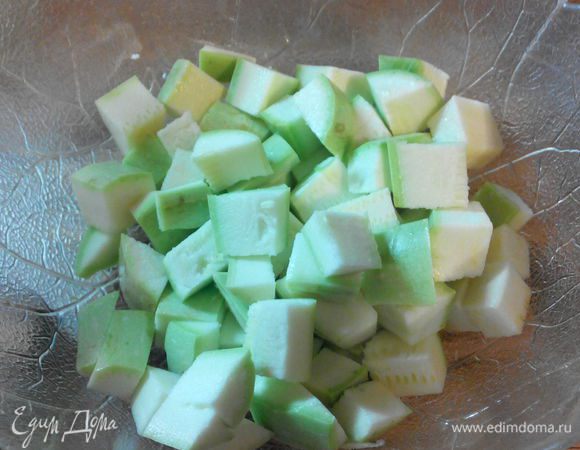 Режем все овощи на крупные куски (лук лучше резать на дольки, а не кольцами).