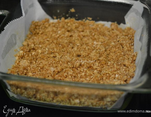 Приготовим квадратную форму. Смажем дно маслом, выложим бумагу для выпечки, смажем вновь дно. Выложим приготовленную основу, разровняем.