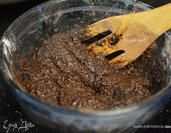 Приготовим шоколадный слой.
В размягченное сливочное масло добавим какао. Добавим сахар, яйца, ванильный экстракт. Добавим сухие зародыши пшеницы не обжаренные, муку, разрыхлитель, соль. Перемешаем.