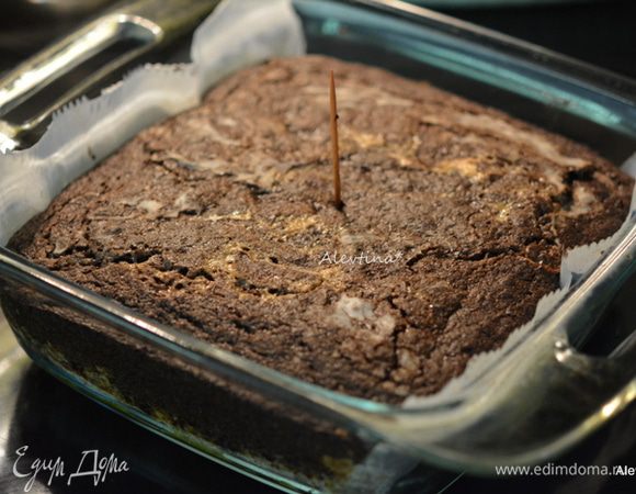 Выложим шоколадный слой поверх основного. Поставим в духовку на 25-30 мин. Готовый брауни проверяем зубочисткой. Сухая, брауни готов. Дадим остыть.