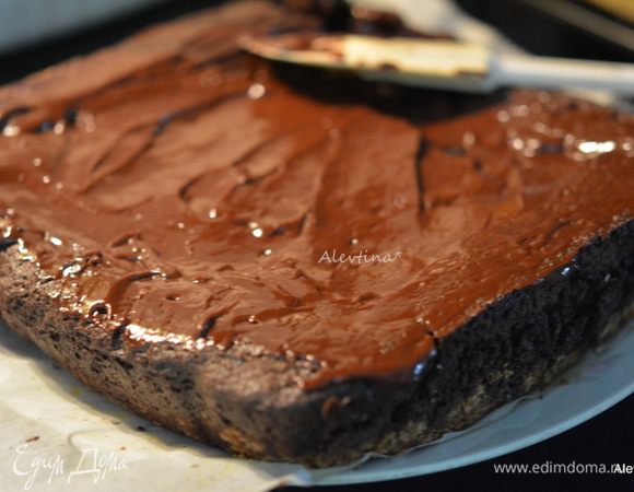 Приготовим шоколадную глазурь. 
Растопить сливочное масло. Добавить какао. Снять с огня и перемешать. Добавить просеянную сахарную пудру, ванильный экстракт. И горячую воду 1-2 ст.л. Перемешать. Распределить поверх брауни шоколадную глазурь. Поставить в холодильник на 1 час.