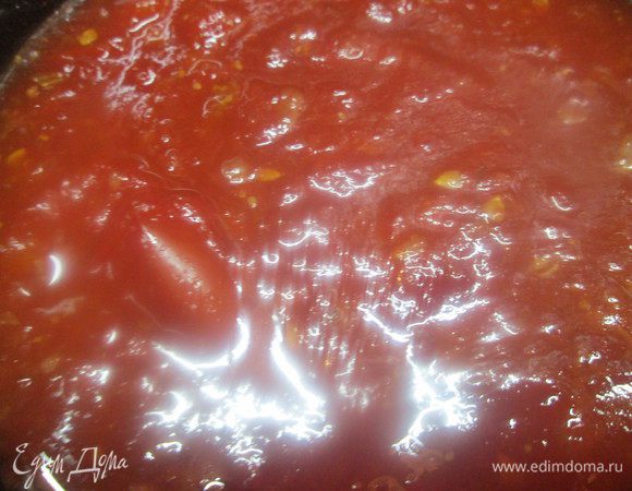 На помидорах сделать крестообразные надрезы, ошпарить их кипятком, затем ледяной водой и очистить от кожицы. 
Помидоры нарезать крупно, сложить в кастрюлю, засыпать сахаром. Варить на среднем огне с палочкой корицы 5 минут, постоянно снимая пену.
Теперь можно добавить орехово-лимонную смесь и проварить еще 1 минуту.
