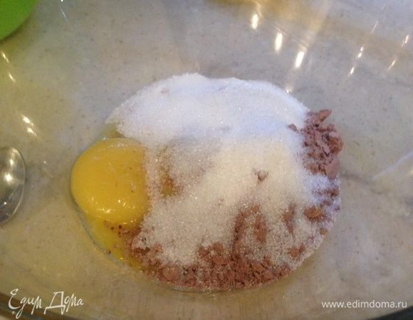 Будет два коржа, тесто готовим отдельно для каждого. На первый корж берем половину ингредиентов для бисквита!
