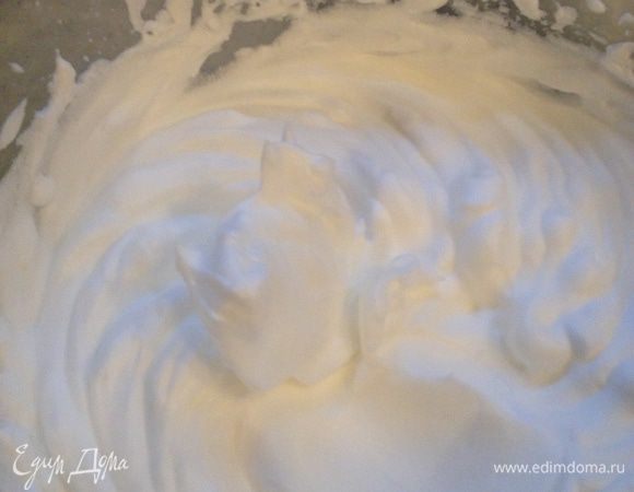 Белки взбиваем до крепких пиков.