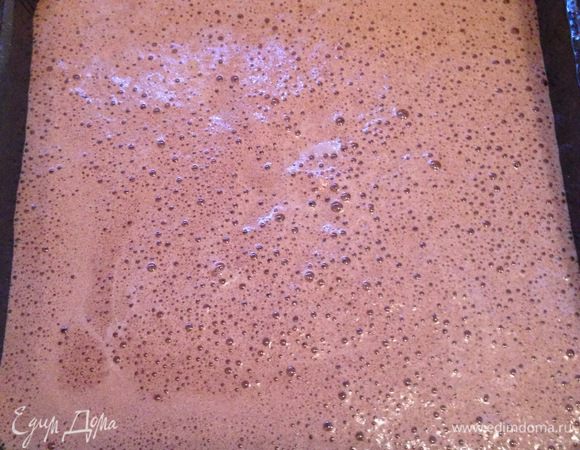 Выливаем в небольшую по диаметру форму (16-18 см) и выпекаем в предварительно разогретой до 180 градусов духовке . Охлаждаем на решетке.

Всё тоже самое выполняем со вторым коржом!