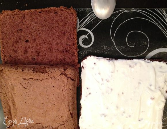 Разрезаем вдоль оба коржа пополам и промазываем кремом каждый слой кроме верхнего.
