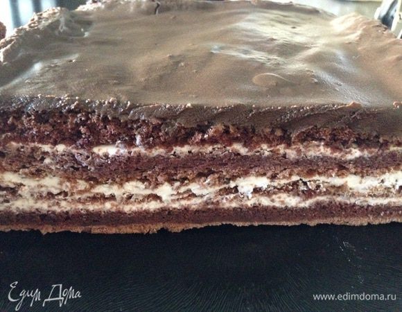 Покрываем глазурью верхний корж.