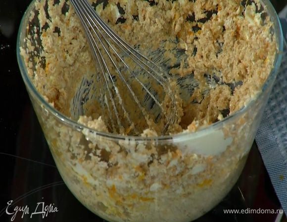 Приготовить тесто: соединить 150 г сахара и 185 г предварительно размягченного сливочного масла, влить ванильный экстракт, добавить цедру апельсина и взбить все блендером с насадкой-венчиком на небольшой скорости. 