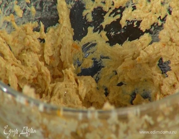 Добавить яйцо, немного взбить, затем добавить желток и взбить еще немного.