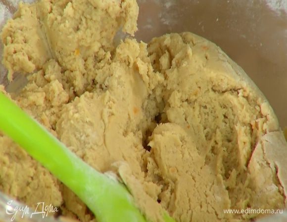 Муку перемешать с солью, небольшими порциями всыпать в сливочно-яичную смесь и вымешать тесто.