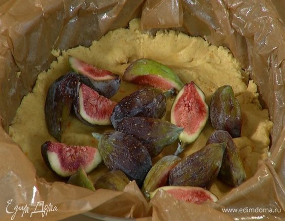 Инжир разрезать на 4 части и уложить на тесто.