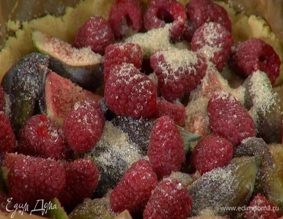 Малину поместить на инжир и посыпать все оставшимся сахаром.