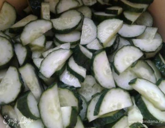Первым делом моем огурцы и режем их кружочками (если крупные, ломтиками). Выкладываем в большую кастрюлю, где будем мариновать наши огурчики. 
