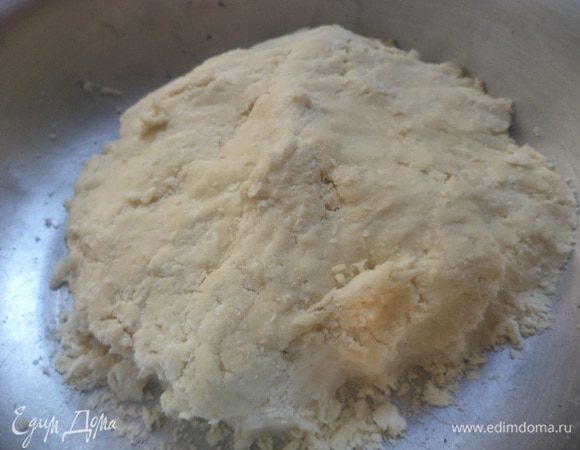 Муку просеять и перемешать с солью. Охлаждённое сливочное масло натереть на крупной тёрке в муку, а затем порубить всё вместе ножом в крошку, затем влить ледяную воду и быстро замесить тесто. 
Сформировать из теста шар, и убрать в холодильник на 30 минут.